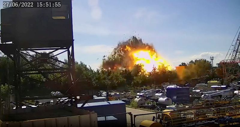 &copy; Reuters. هجوم صاروخي روسي يستهدف مركزا تجاريا في كريمينتشوك بمنطقة بولتافا في أوكرانيا. صورة من أرشيف رويترز.