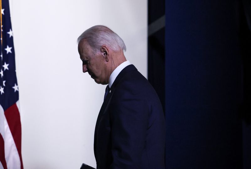 © Reuters. U.S. President Joe Biden leaves the stage after giving remarks on the administration's coronavirus disease (COVID-19) response and the vaccination program from the Eisenhower Executive Office Building's South Court Auditorium at the White House in Washington U.S., July 6, 2021. REUTERS/Evelyn Hockstein/File photo