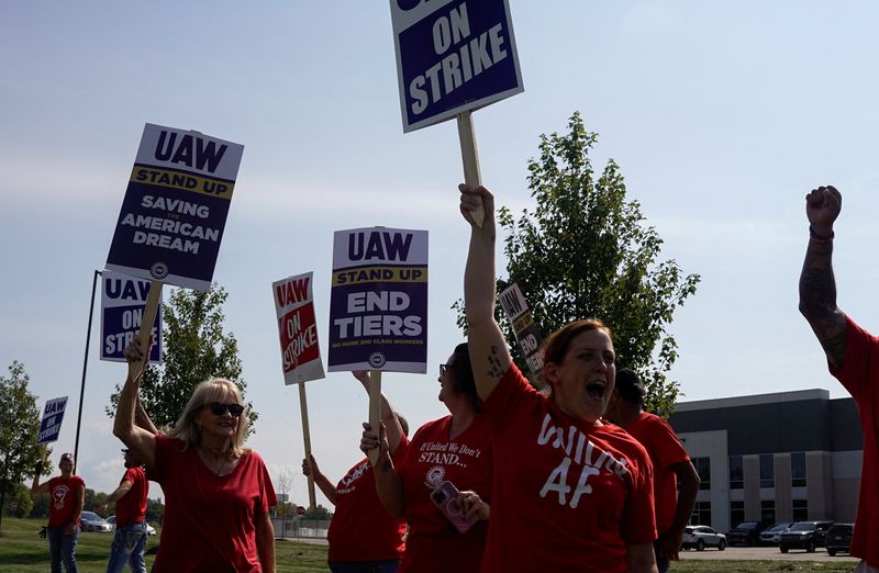 © Reuters. Striking UAW workers picket outside a GM processing facility in Burton, Michigan, U.S., September 22, 2023. REUTERS/Dieu-Nalio Chery