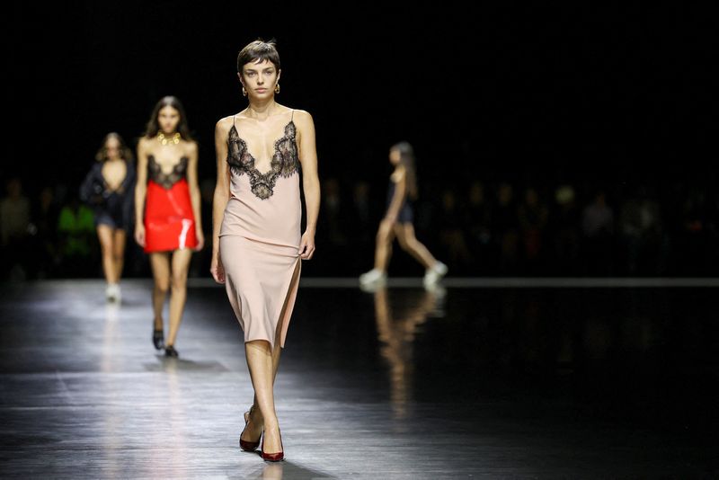 &copy; Reuters. Des mannequins présentent des créations de la collection printemps/été 2024 de Gucci lors de la Fashion Week de Milan, en Italie. /Photo prise le 22 septembre 2023/REUTERS/Claudia Greco