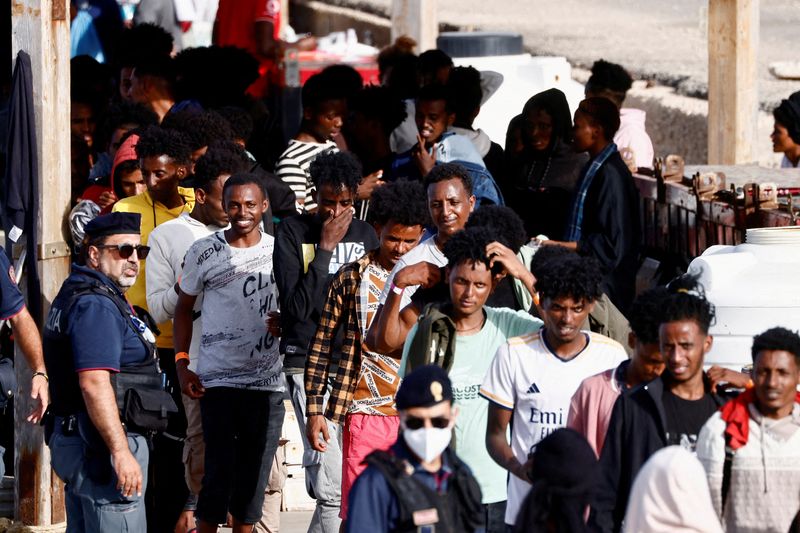 &copy; Reuters. FILE PHOTO: Migrants rescued at sea walk after disembarking from a vessel, on the Sicilian island of Lampedusa, Italy, September 18, 2023. REUTERS/Yara Nardi/File Photo