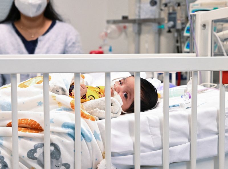 &copy; Reuters. Criança com infecção por VSR na unidade de terapia intensiva pediátrica da Clínica Asklepios em Sankt Augustin, Alemanha.
06/12/2022
REUTERS/Benjamin Westhoff/Foto de arquivo