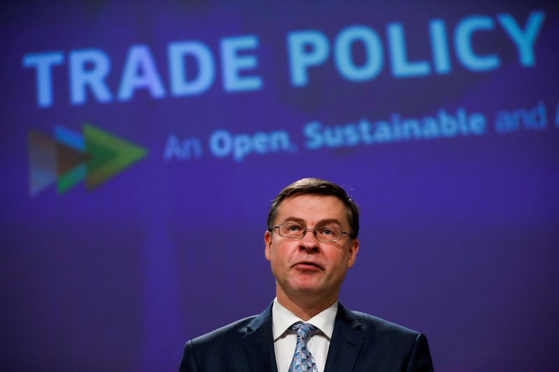 &copy; Reuters. FOTO DE ARCHIVO: El comisario europeo para una economía que funcione para los ciudadanos, Valdis Dombrovskis, observa durante una rueda de prensa en línea sobre la política comercial europea en la sede de la Comisión Europea en Bruselas, Bélgica. 18 