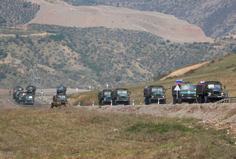 © Reuters. FILE PHOTO: Vehicles of Russian peacekeepers leaving Azerbaijan's Nagorno-Karabakh region for Armenia pass an Armenian checkpoint on a road near the village of Kornidzor, Armenia September 22, 2023. REUTERS/Irakli Gedenidze/File Photo