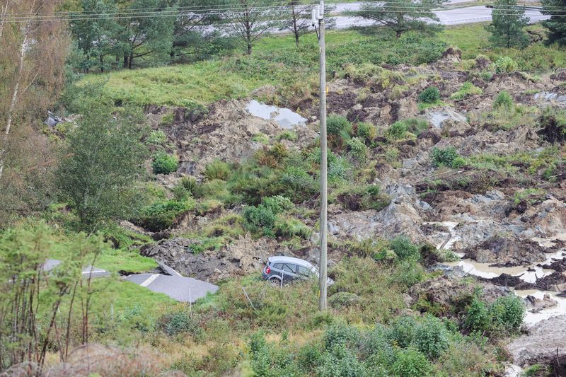 © Reuters. A view of a car and partially collapsed motorway following a landslide, near Stenungsund, Sweden September 23, 2023.   Adam Ihse/TT News Agency/via REUTERS