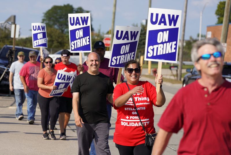 &copy; Reuters. Trabajadores de la UAW en huelga forman un piquete frente a las instalaciones de Stellantis en Center Line, Michigan, Estados Unidos. 22 de septiembre, 2023. REUTERS/Dieu-Nalio Chery