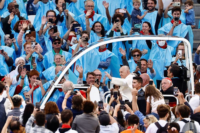 © Reuters. Pope Francis gestures, as he holds a mass at the Velodrome Stadium, as a part of his journey on the occasion of the Mediterranean Meetings (MED 2023) in Marseille, France, September 23, 2023. REUTERS/Yara Nardi