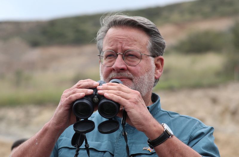 &copy; Reuters. Gary Peters, a U.S. senator leading a congressional delegation to the Armenia-Azerbaijan frontier to monitor the situation in Nagorno-Karabakh, uses binoculars to look at a border-crossing point on a road near the village of Kornidzor, Armenia, September 