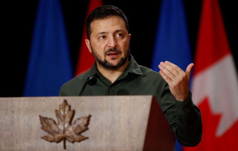 &copy; Reuters. FILE PHOTO: Ukraine's President Volodymyr Zelenskiy speaks, as he attends a joint press conference with Canadian Prime Minister Justin Trudeau (not pictured) in Ottawa, Ontario, Canada September 22, 2023. REUTERS/Blair Gable/File Photo