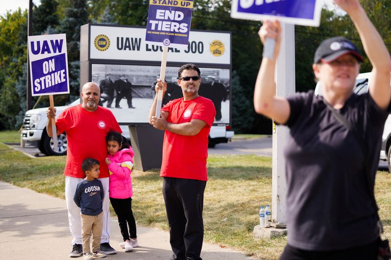 © Reuters. Striking United Auto Workers (UAW) union workers picket outside the Ford Michigan Assembly Plant in Wayne, Michigan, U.S., September 23, 2023. REUTERS/Dieu-Nalio Chery