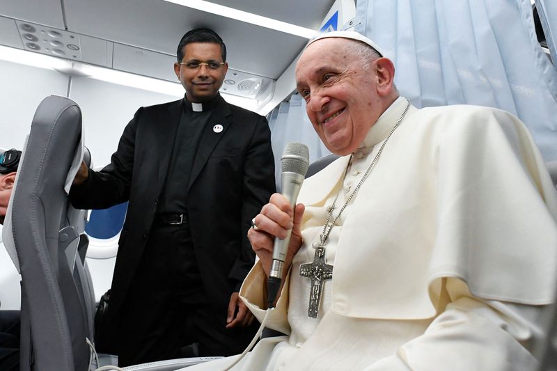 &copy; Reuters. البابا فرنسيس بابا الفاتيكان خلال مؤتمر صحفي على متن طائرة التي تقله من مارسيليا إلى روما يوم السبت. صورة لرويترز من الفاتيكان.