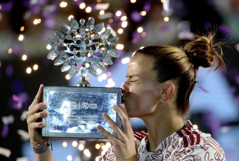 &copy; Reuters. اليونانية ماريا ساكاري  تحتفل بلقب وادي الحجارة للتنس بعد فوزها في المباراة النهائية يوم السبت. تصوير: هنري روميرو - رويترز.