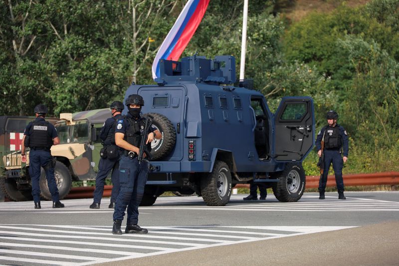 © Reuters. أفراد بشرطة كوسوفو وأعضاء من قوة شرطة الاتحاد الأوروبي يقفون في حالة تأهب بعد تبادل لإطلاق النار في كوسوفو يوم الأحد. تصوير: فاتوس بيتيسي - رويترز.