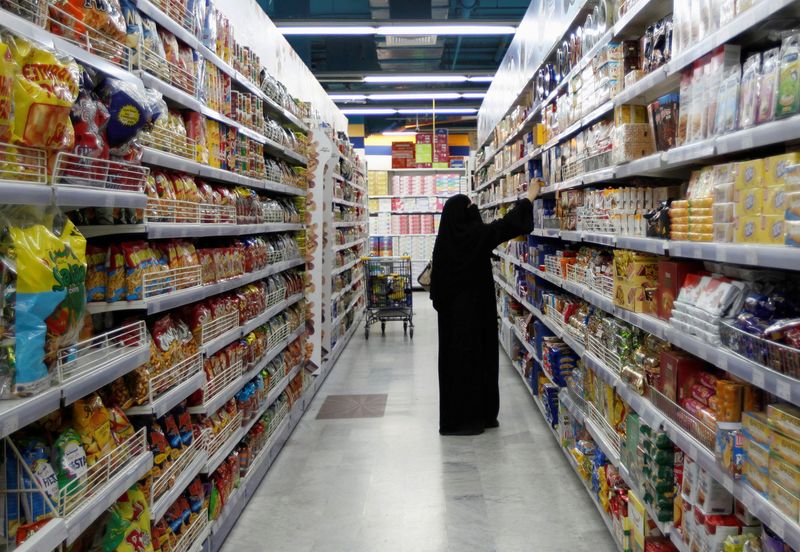 &copy; Reuters. FILE PHOTO: A woman looks at products as she buys food supplies at a supermarket, as Muslims prepare for the fasting month of Ramadan in Dubai July 8, 2013.  REUTERS/Jumana El Heloueh/File Photo