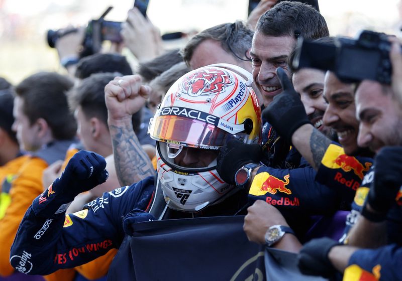 &copy; Reuters. El piloto neerlandés de Red Bull, Max Verstappen, celebra con su equipo tras ganar el Gran Premio de Japón de la Fórmula Uno en el Circuito de Suzuka, en Suzuka, Japón. 24 de septiembre, 2023. REUTERS/Issei Kato