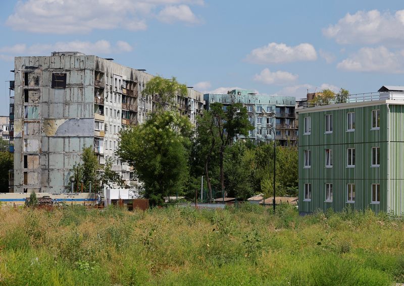 &copy; Reuters. FILE PHOTO: A view shows a newly built apartment block next to those damaged in the course of Russia-Ukraine conflict, in Mariupol, Russian-controlled Ukraine, August 16, 2023. REUTERS/Alexander Ermochenko