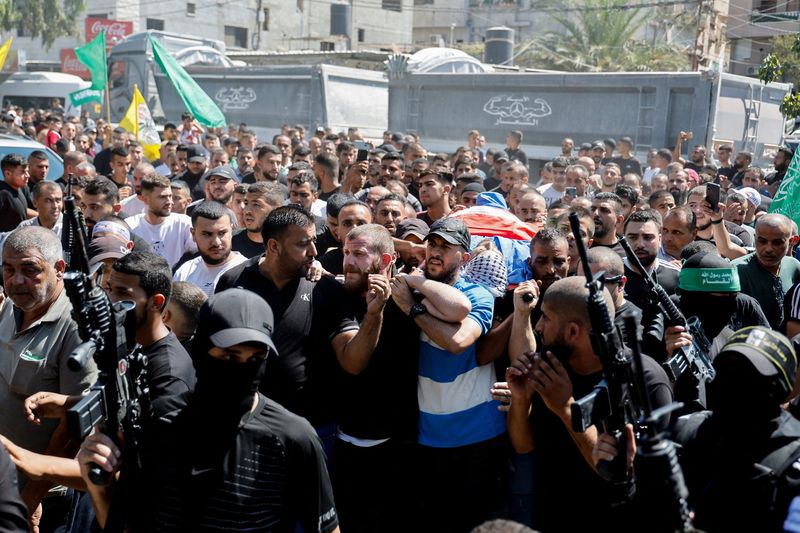 © Reuters. تشييع جنازة فلسطينيين اثنين من بينهم عضو ينتمي لحركة حماس قتلا في مداهمة للجيش الإسرائيلي في مدينة طولكرم في الضفة الغربية المحتلة يوم الأحد. تصوير: رنين صوافطة - رويترز.