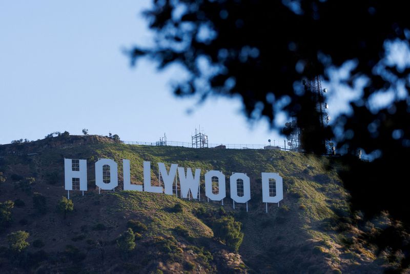 &copy; Reuters. FOTO DE ARCHIVO: El icónico letrero de Hollywood se muestra en la luz de la mañana temprano en Los Ángeles, California, Estados Unidos. 13 de julio, 2023. REUTERS/Mike Blake/Archivo