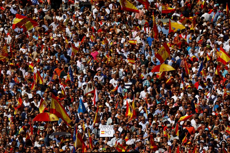 &copy; Reuters. A person holds a placard that reads "No to amnesty" during a rally against a possible amnesty for Catalan separatist leaders in Madrid, Spain, September 24, 2023. REUTERS/Susana Vera
