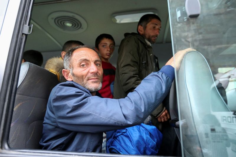 &copy; Reuters. لاجئون من إقليم ناجورنو قرة باغ الانفصالي ينتظرون على متن الحافلات لدى وصولهم من الإقليم إلى مراكز إيواء مؤقتة في أرمينيا يوم الأحد. تصوير: 