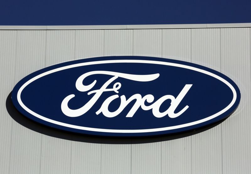 &copy; Reuters. شعار شركة فورد على جدار مصنع تجميع أوكفيل بأونتاريو الكندية في صورة من أرشيف رويترز 