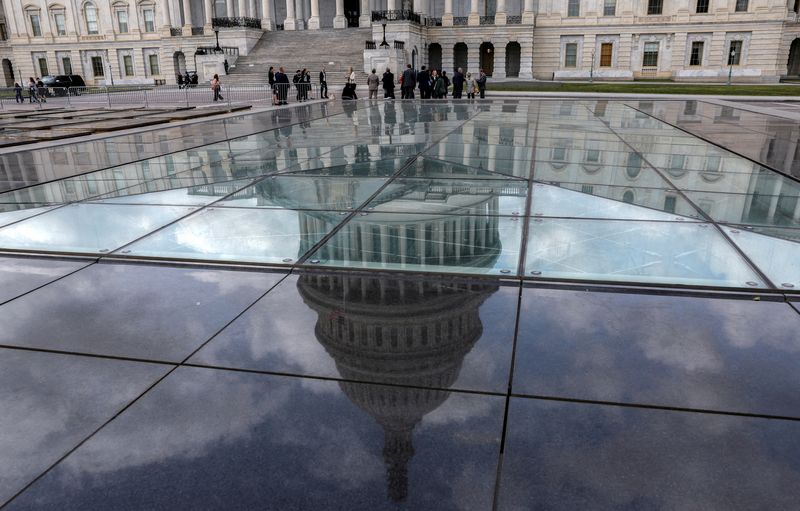 &copy; Reuters. انعكاس لقبة الكونجرس الأمريكي على أرضية الفناء الخارجي لمبنى الكونجرس في واشنطن يوم 22 سبتمبر أيلول 2023. تصوير: حوناثان إرنست - رويترز 