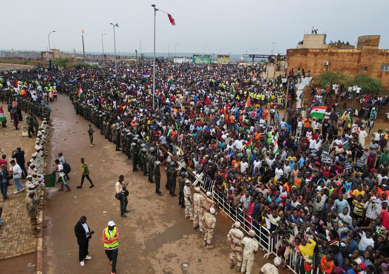 &copy; Reuters. الآلاف في النيجر يتجمعون أمام مقر قيادة الجيش الفرنسي في نيامي يوم 2 سبتمبر أيلول 2023 للتعبير عن دعمهم للانقلاب ومطالبتهم الجيش الفرنسي بالر