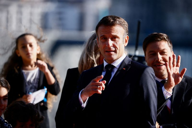 &copy; Reuters. FILE PHOTO: French President Emmanuel Macron waits to welcome Pope Francis, ahead of a meeting at Palais du Pharo, on the occasion of the Mediterranean Meetings (MED 2023), in Marseille, France, September 23, 2023. REUTERS/Yara Nardi/File Photo