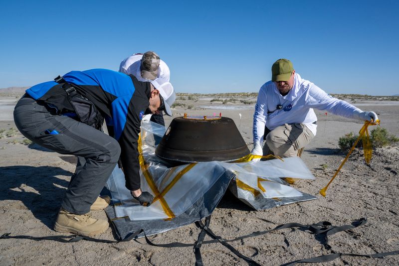 © Reuters. The return capsule containing a sample collected from the asteroid Bennu in October 2020 by NASA’s OSIRIS-REx spacecraft is seen shortly after touching down in the desert at the Department of Defense's Utah Test and Training Range in Dugway, Utah, U.S. September 24, 2023.  NASA/Keegan Barber/Handout via REUTERS