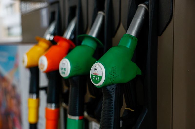 Macron wants fuel industry to sell at cost price