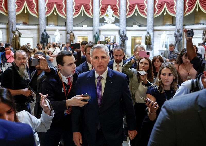 © Reuters. U.S. House Speaker Kevin McCarthy (R-CA) speaks with reporters after opening the House floor at the U.S. Capitol in Washington, U.S., September 18, 2023. REUTERS/Evelyn Hockstein