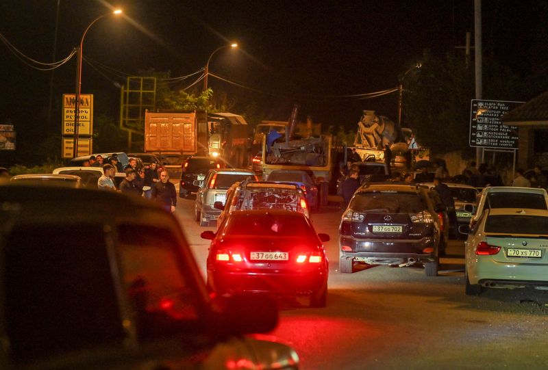 © Reuters. سكان يقودون سياراتهم أثناء نزوحهم من مدينة ستيباناكرت يوم الأحد في أعقاب عملية عسكرية قامت بها القوات الأذربيجانية مؤخرا في إقليم ناجورنو قرة باغ. تصوير: ديفيد جهرامانيان - رويترز . 