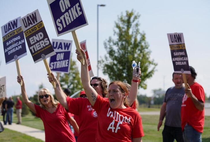 &copy; Reuters. 　全米自動車労働組合（ＵＡＷ）が米ゼネラル・モーターズ（ＧＭ）とクライスラーの親会社である欧米系自動車メーカーのステランティスに対するストライキを拡大し、部品配送センター