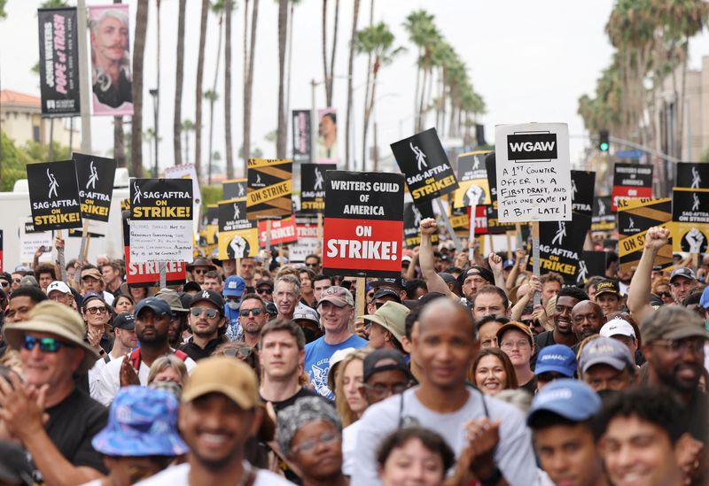 © Reuters. FILE PHOTO: SAG-AFTRA actors and Writers Guild of America (WGA) writers rally during their ongoing strike, in Los Angeles, California, U.S. September 13, 2023. REUTERS/Mario Anzuoni/File Photo