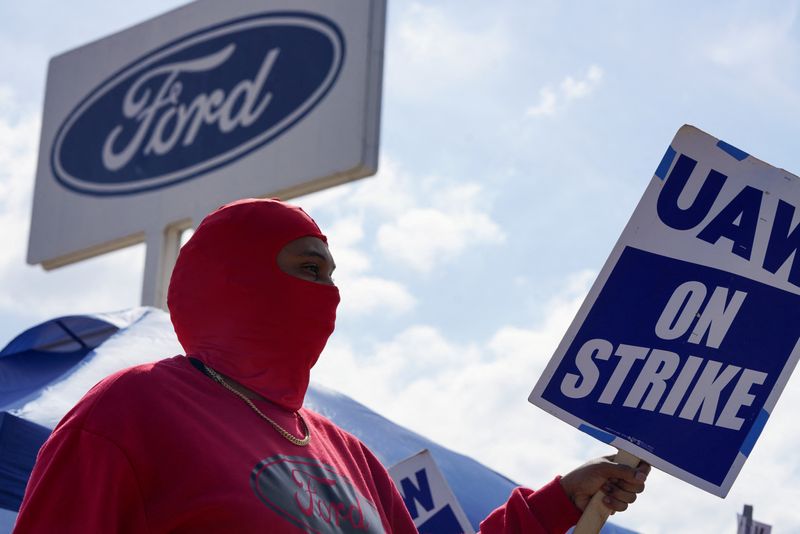 &copy; Reuters. Un miembro de UAW en huelga hace piquete frente a la planta de montaje de Ford Michigan en Wayne, Michigan, Estados Unidos. 23 de septiembre, 2023. REUTERS/Dieu-Nalio Chery