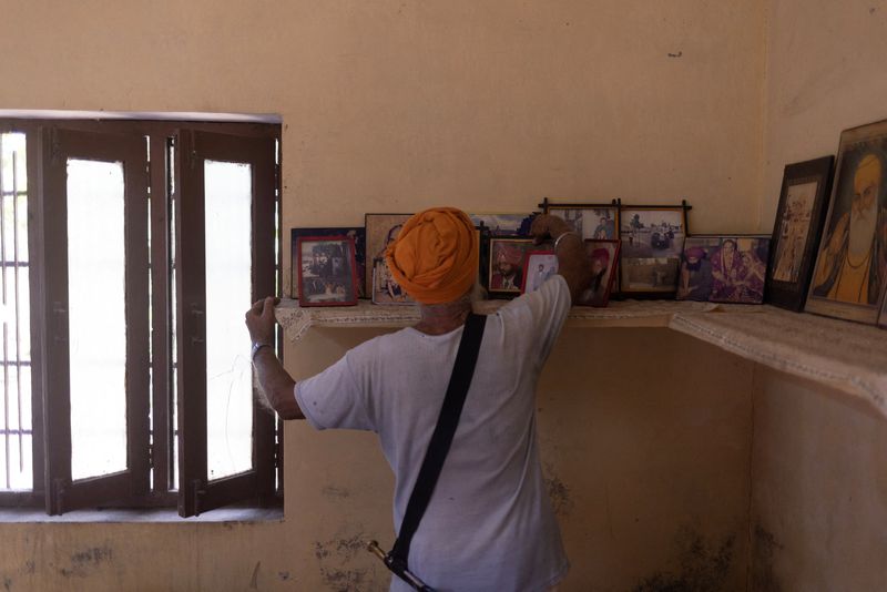 &copy; Reuters. Himmat Singh Nijjar, 79, uncle of Sikh separatist leader Hardeep Singh Nijjar, arranges the family pictures inside a room at Nijjar's house at village Bharsingpura, in Jalandhar district of the northern state of Punjab, India, September 21, 2023. REUTERS/