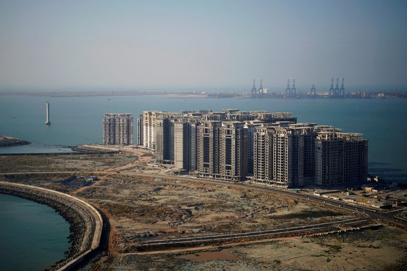 © Reuters. FILE PHOTO: An aerial view shows the 39 buildings developed by China Evergrande Group that authorities have issued demolition order, on the man-made Ocean Flower Island in Danzhou, Hainan province, China January 6, 2022. REUTERS/Aly Song/File Photo