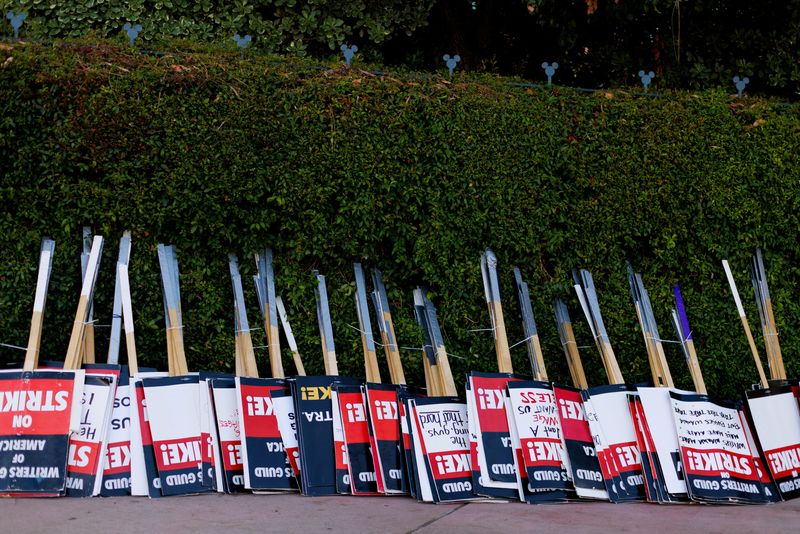 &copy; Reuters. Des panneaux de grève attendent les acteurs de la SAG-AFTRA et la Writers Guild of America (WGA) devant les studios Disney à Burbank, en Californie. /Photo prise le 25 juillet 2023/REUTERS/Mike Blake