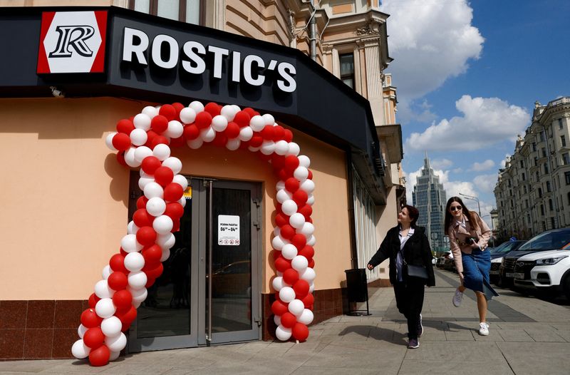 &copy; Reuters. FILE PHOTO: People walk past a restaurant re-opened under the brand Rostic's, after American firm Yum!Brands Inc sold its fast food chain KFC in Russia to a local operator, in Moscow, Russia, April 25, 2023. REUTERS/Maxim Shemetov/File Photo