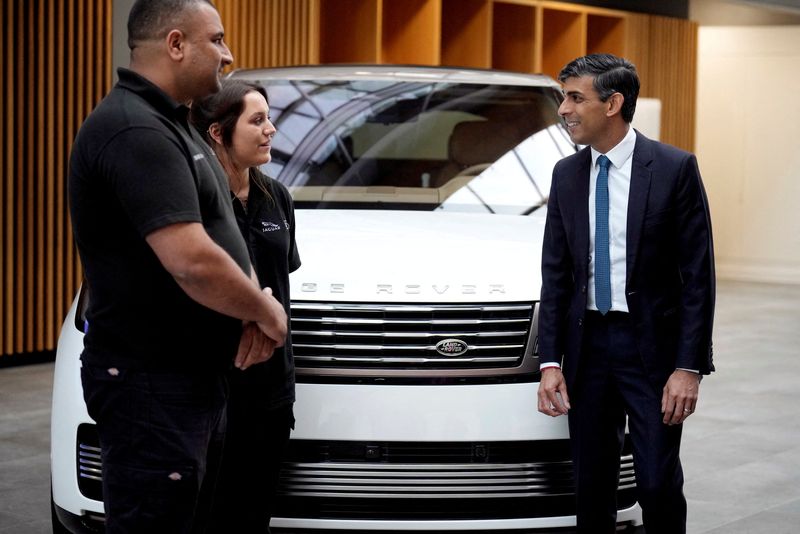 &copy; Reuters. FILE PHOTO: Britain's Prime Minister, Rishi Sunak (R) meets workers during a visit to Land Rover for an announcement on an electric car battery factory on July 19, 2023 in Warwick, England.    Christopher Furlong/Pool via REUTERS/File Photo