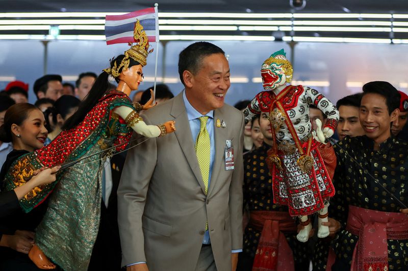 &copy; Reuters. 　９月２５日、タイ政府による中国人向けビザ免除措置が始まり、セター首相（写真）自らが第１陣となった観光客を空港で出迎えた。バンコクにある国際空港で撮影（２０２３年　ロイタ