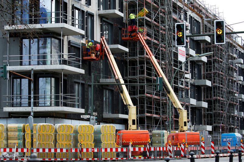 &copy; Reuters. FOTO DE ARCHIVO: Trabajadores en un sitio de construcción para un edificio residencial en Berlín, Alemania, 15 de abril de 2021. REUTERS/Michele Tantussi/Foto de archivo