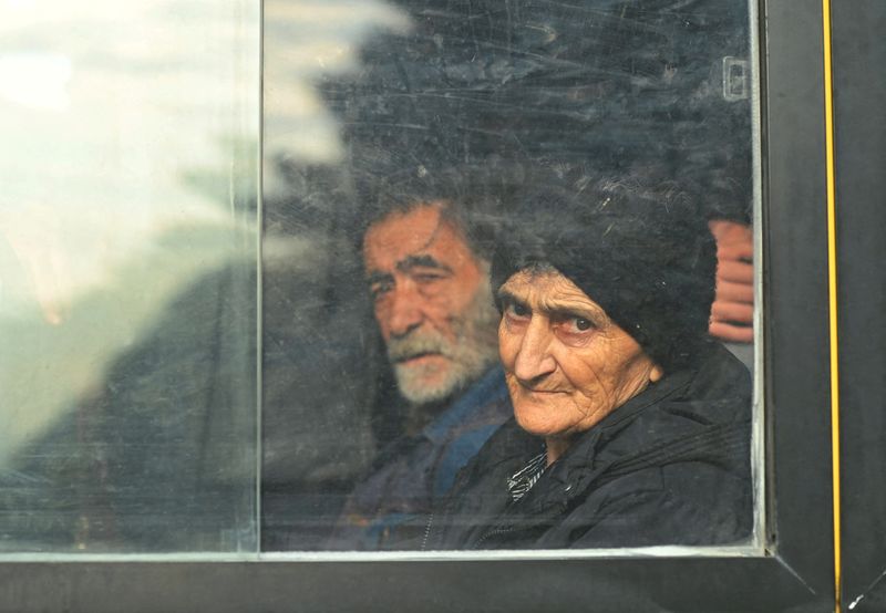 © Reuters. Residents sit inside a bus in central Stepanakert before leaving Nagorno-Karabakh, a region inhabited by ethnic Armenians, September 25, 2023. REUTERS/David Ghahramanyan