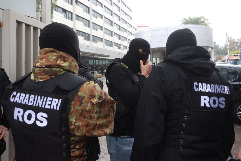 &copy; Reuters. La police des carabiniers se tient devant l'hôpital où le chef de la mafia Matteo Messina Denaro a été arrêté à Palerme, en Italie. /Photo prise le 16 janvier 2023/REUTERS/Igor Petyx