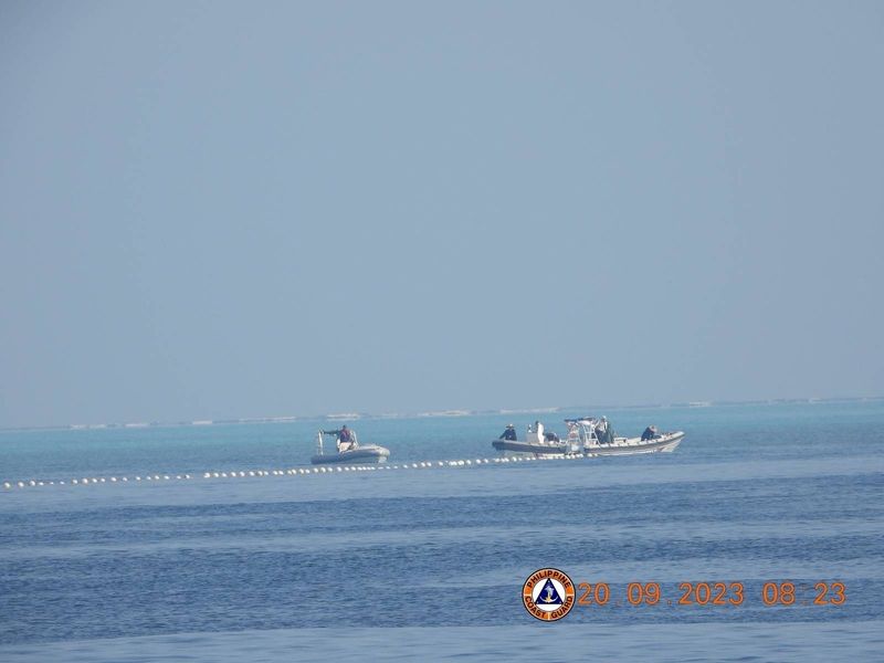 &copy; Reuters. قوارب خفر السواحل الصيني بالقرب من الحاجز العائم يوم 20 سبتمبر أيلول 2023 بالقرب من سكاربورو شول في بحر الصين الجنوبي. صورة لرويترز من خفر السو