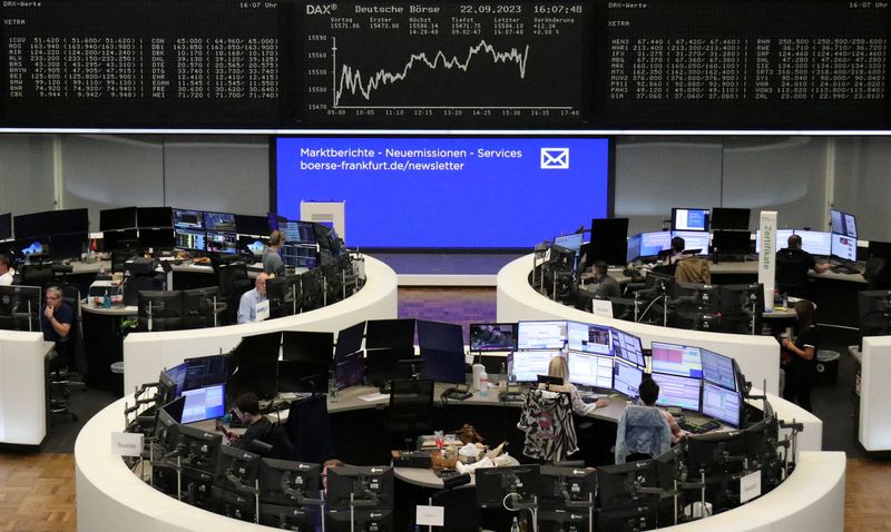 &copy; Reuters. شاشات تعرض بيانات مؤشر داكس الألماني في بورصة فرانكفورت يوم 22 سبتمبر أيلول. تصوير: رويترز.

