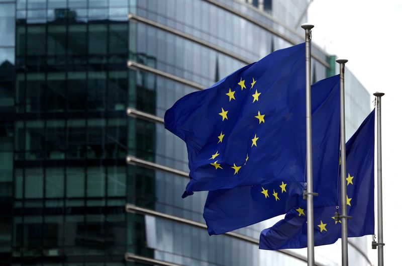 © Reuters. FILE PHOTO:European flags fly outside the European Commission headquarters in Brussels, Belgium September 20, 2023. REUTERS/Yves Herman/File Photo
