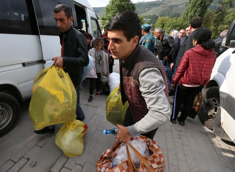 &copy; Reuters. لاجئون من منطقة ناجورنو قرة باغ يصلون إلى مركز إقامة مؤقت في بلدة جوريس بأرمينيا يوم الاثنين. تصوير: إيراكلي جيدينيدزه - رويترز.


