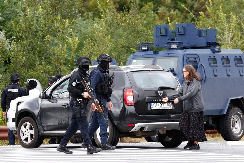 &copy; Reuters. Kosovo police officers stand guard on the road to Banjska monastery, in the aftermath of a shooting incident, near Zvecan, Kosovo September 25, 2023. REUTERS/Ognen Teofilovski