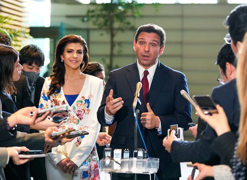 &copy; Reuters. FILE PHOTO: Florida Governor Ron DeSantis talks with journalists after meeting Japanese Prime Minister Fumio Kishida at the latter's official residence in Tokyo, Japan, 24 April 2023.  KIMIMASA MAYAMA/Pool via REUTERS/File Photo